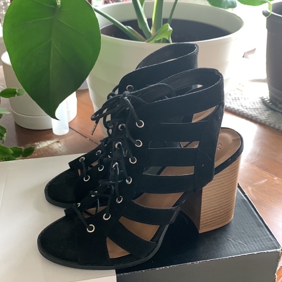 Black lace up high heeled shoes 👠 - Picture 2 of 2